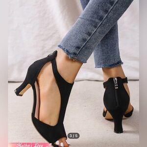 🎉HP!🎉 NWT! Black heels size 7.5